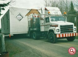 Un bâtiment étant déplacé par camion.